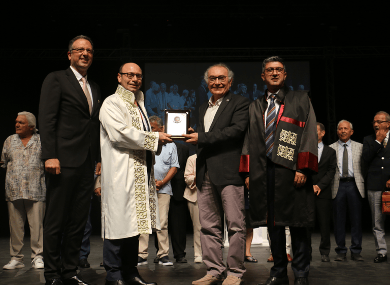 Prof. Dr. Nevzat Tarhan’a Cerrahpaşa’dan meslekte 50. Yıl plaketi