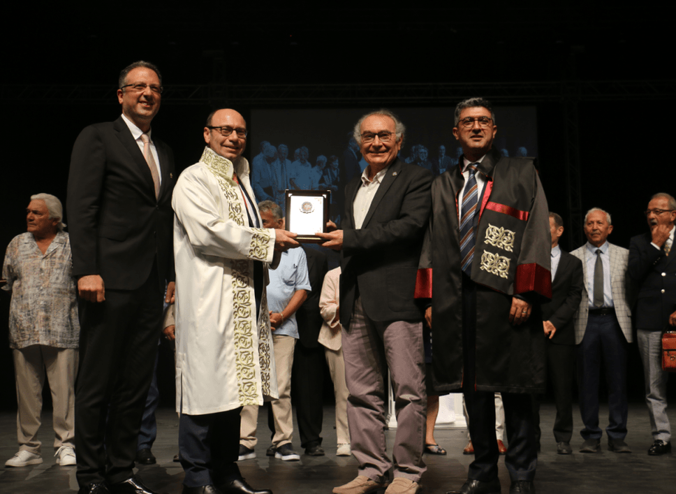 Prof. Dr. Nevzat Tarhan’a Cerrahpaşa’dan meslekte 50. Yıl plaketi