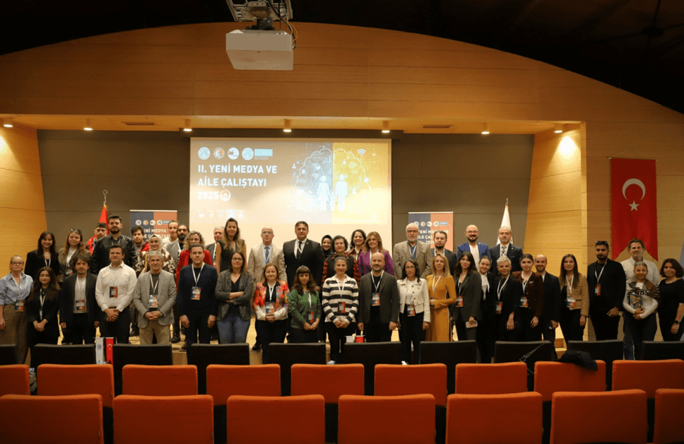 Critical report from academics! How has new media transformed the family?