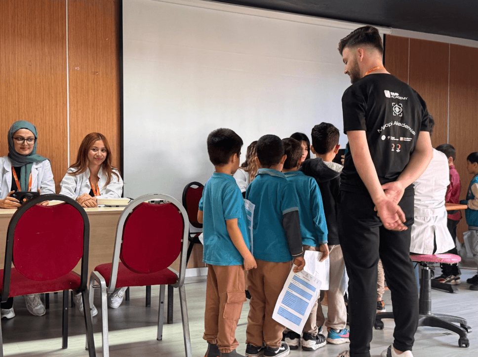 ‘Aydınlık Bir Yaşam Projesi’ kapsamında yüzlerce çocuğa göz taraması yapıldı