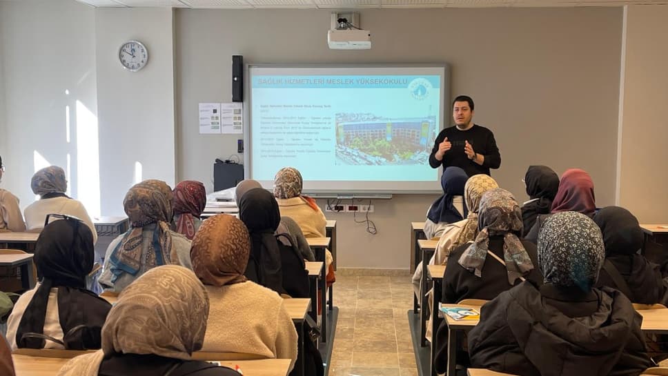 Dr. Öğr. Üyesi Ömer Faruk Karasakal lise öğrencileriyle bir araya geldi